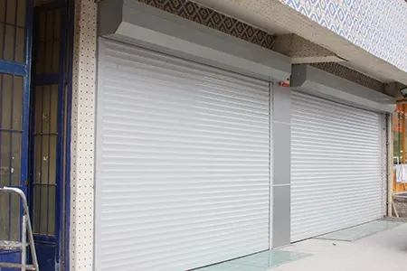 Lô cuốn lắp ngoài nhà có hộp che