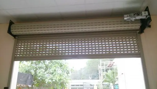 lắp đặt lô cuốn trong nhà