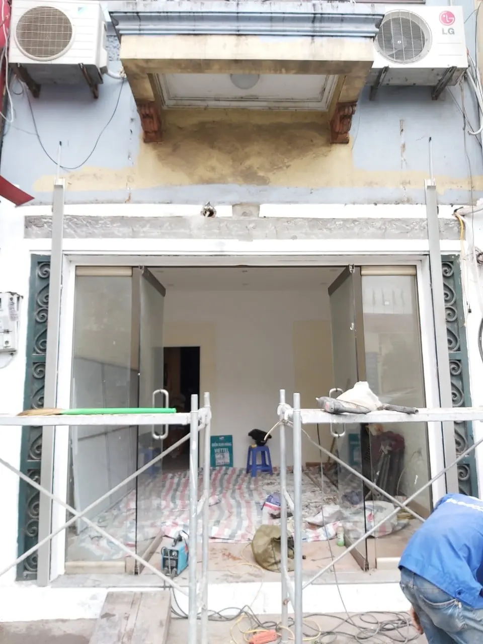 Hoàn thiện lắp đặt rat 2 bên cửa