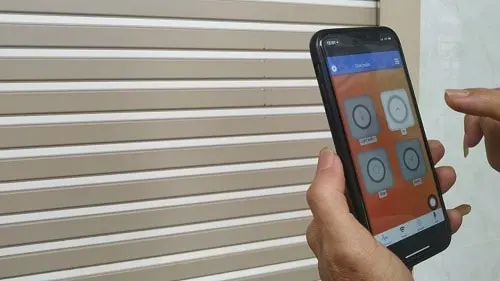 điều khiển cửa cuốn bằng điện thoại tích hợp camera