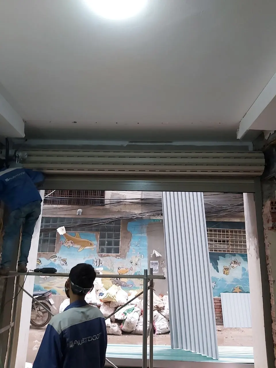 Lắp đặt cửa cuốn austdoor C70 lô cuốn đặt trong nhà