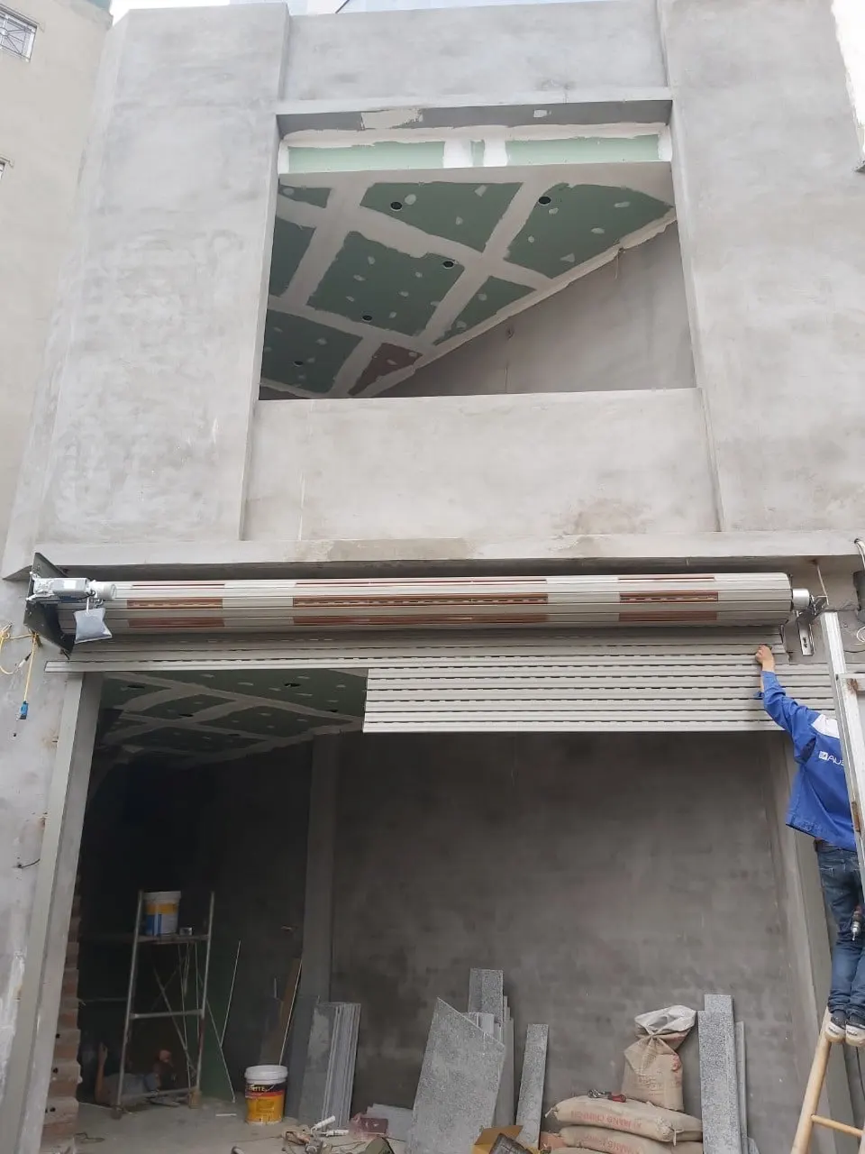Lắp đặt cửa cuốn khe thoáng Austdoor S52i