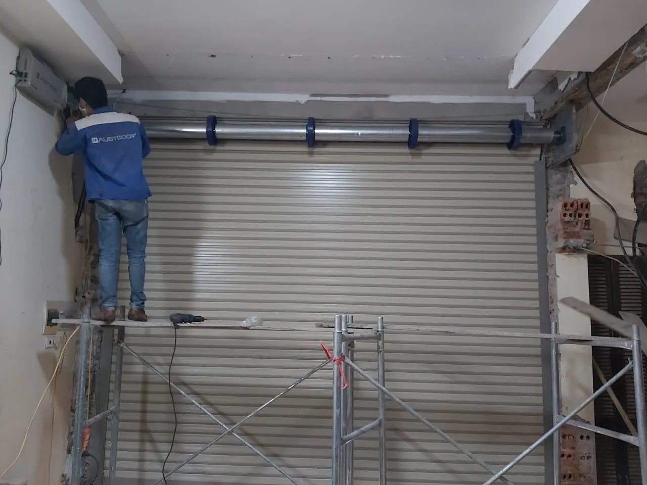 Lắp đặt cửa cuốn austdoor C70 lô cuốn đặt trong nhà