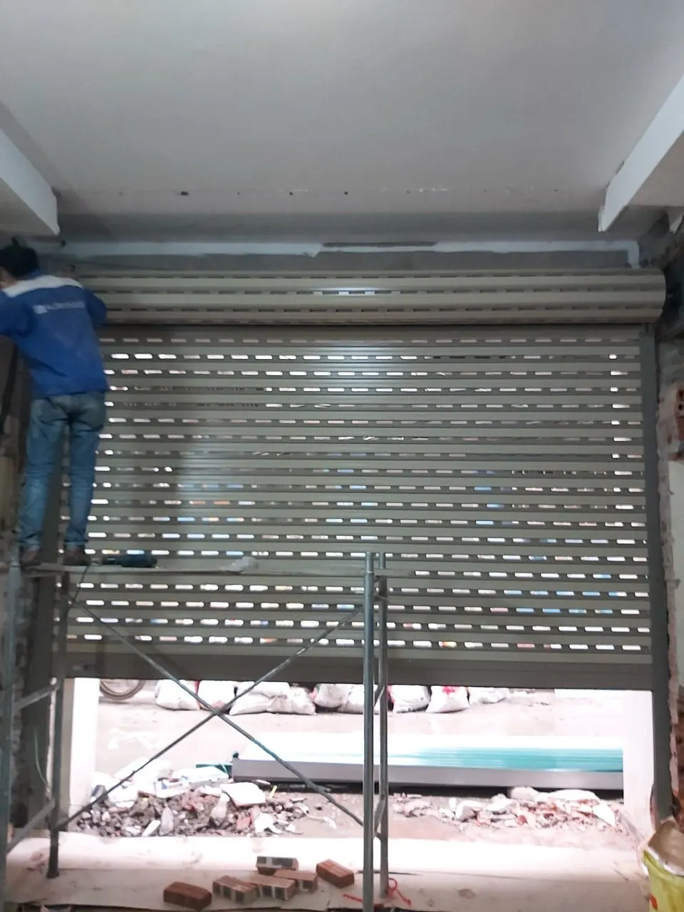 Lô cuốn lắp đặt trong nhà