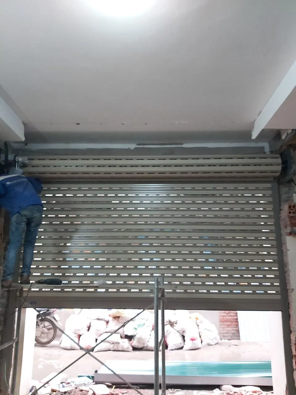 Cửa cuốn siêu thoáng C70 Austdoor lô cuốn đang cuốn lên
