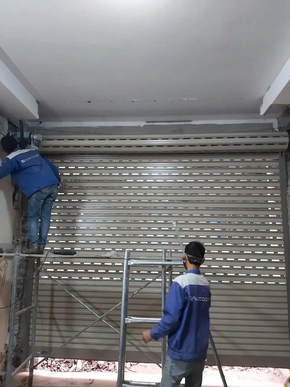 Cửa cuốn siêu thoáng C70 Austdoor lô cuốn đang cuốn lên