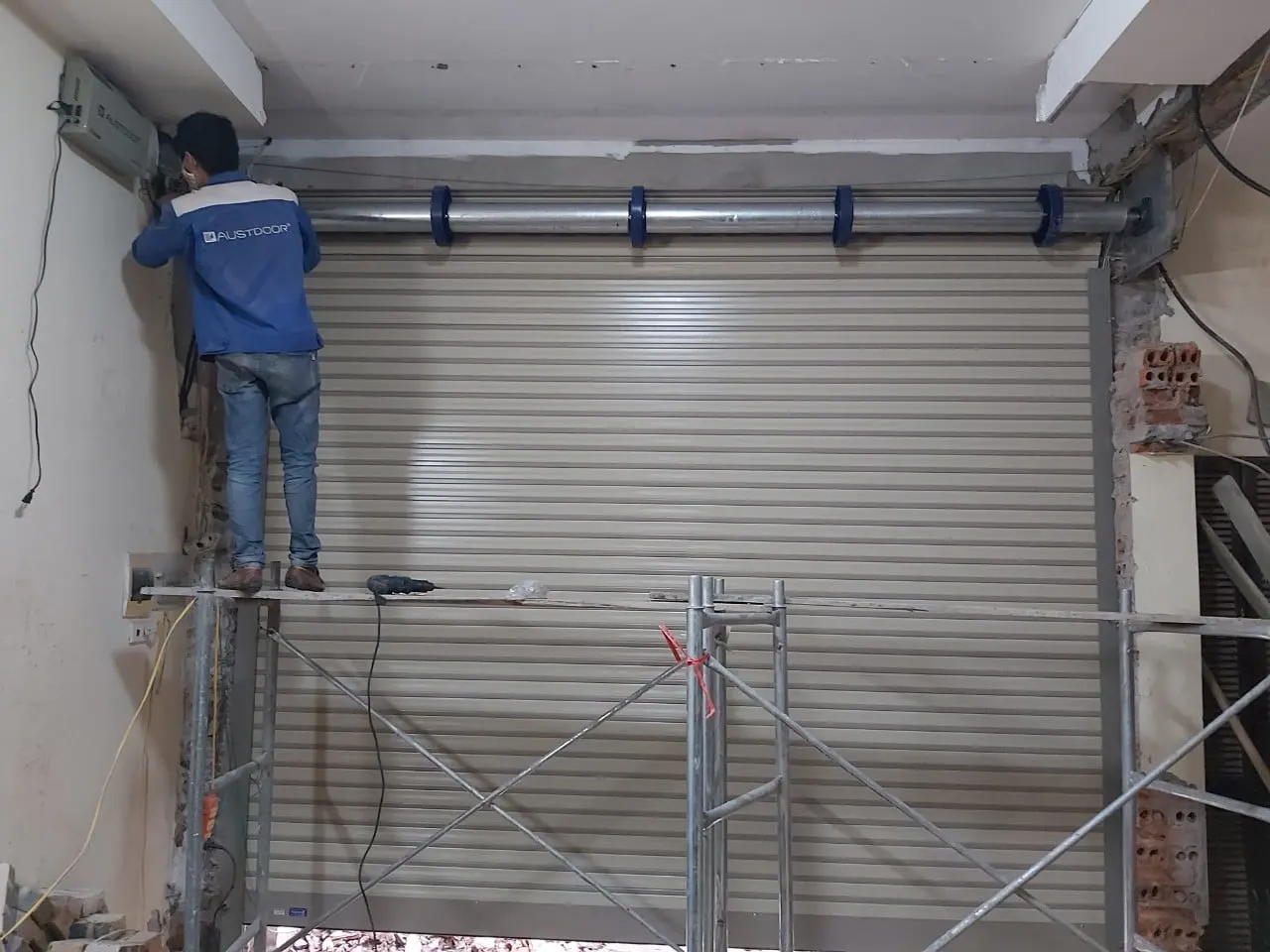 Lô cuốn lắp đặt trong nhà