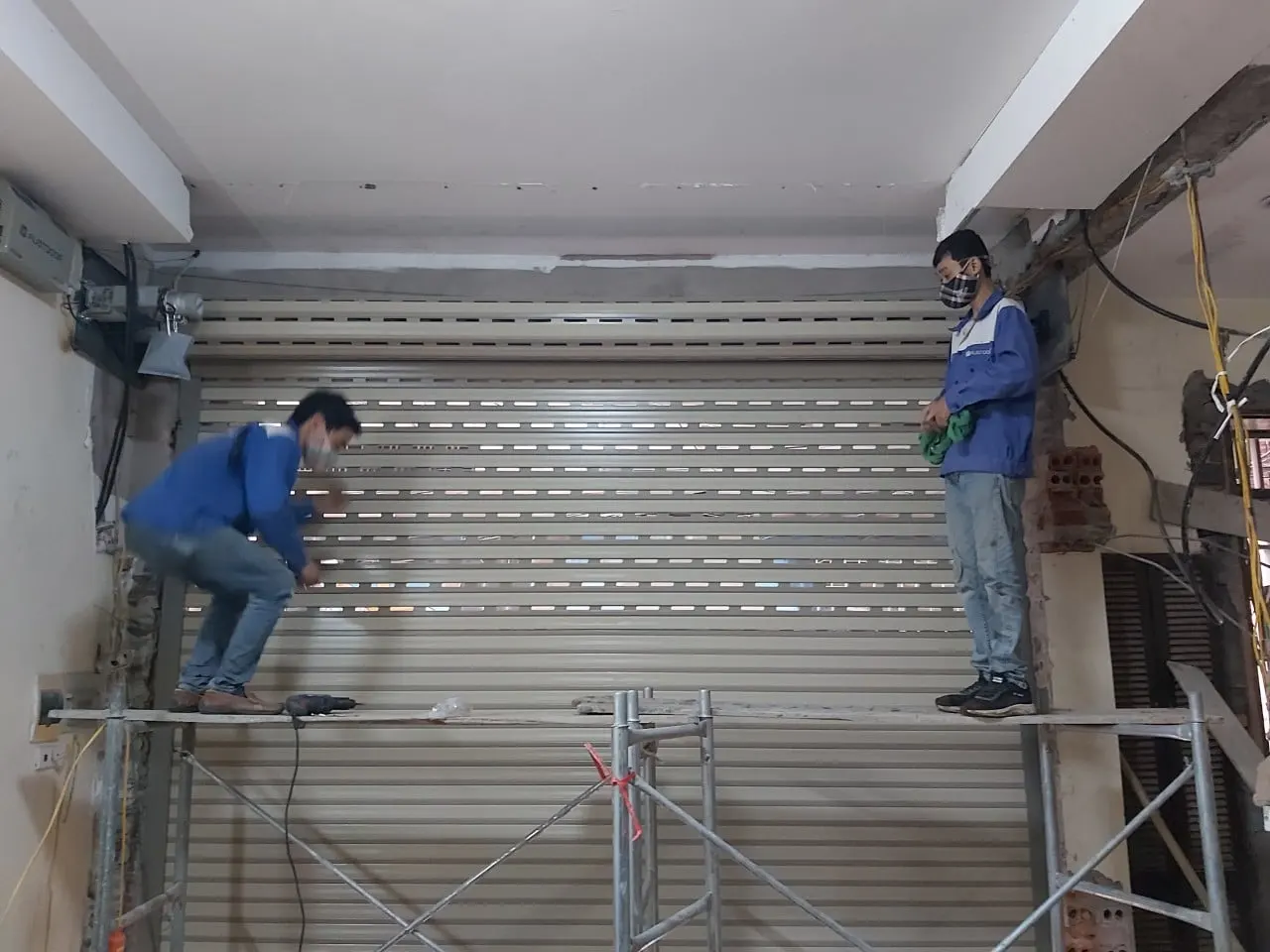 Hoàn thiện lắp đặt bộ cửa cuốn siêu thoáng Austdoor C70