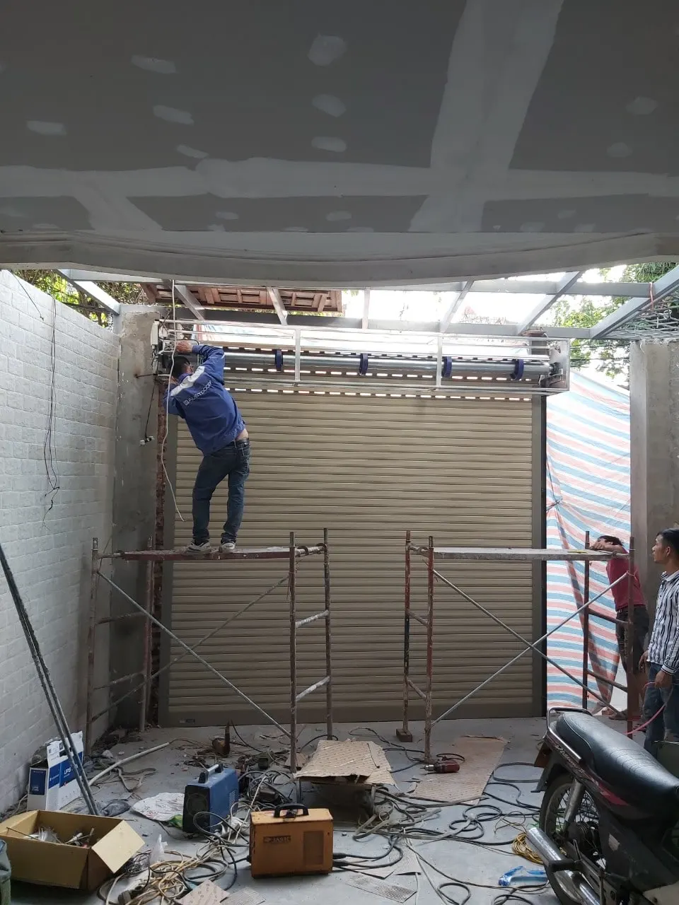 Lắp đặt lô cuốn trong nhà