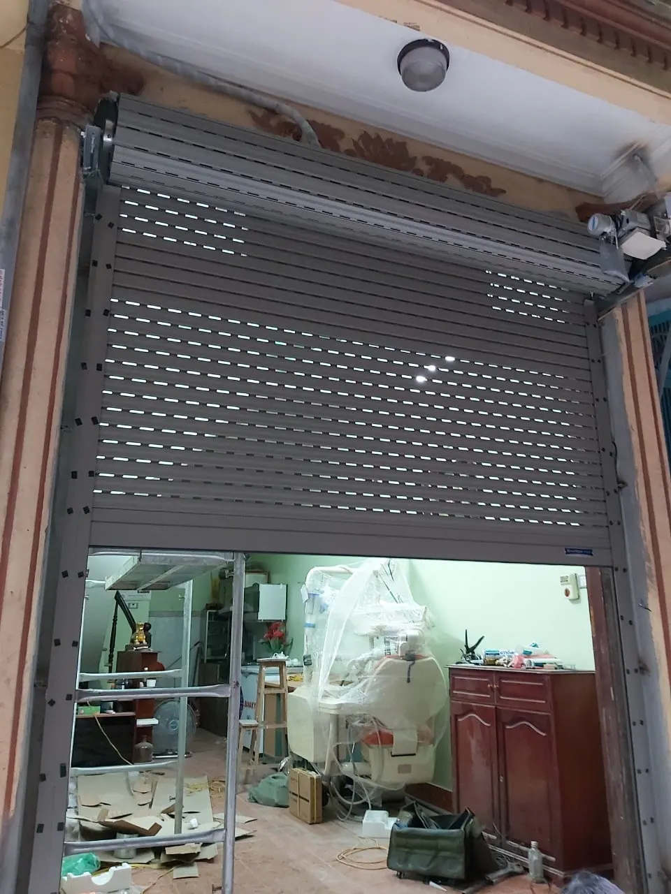 Cửa kéo lên cao