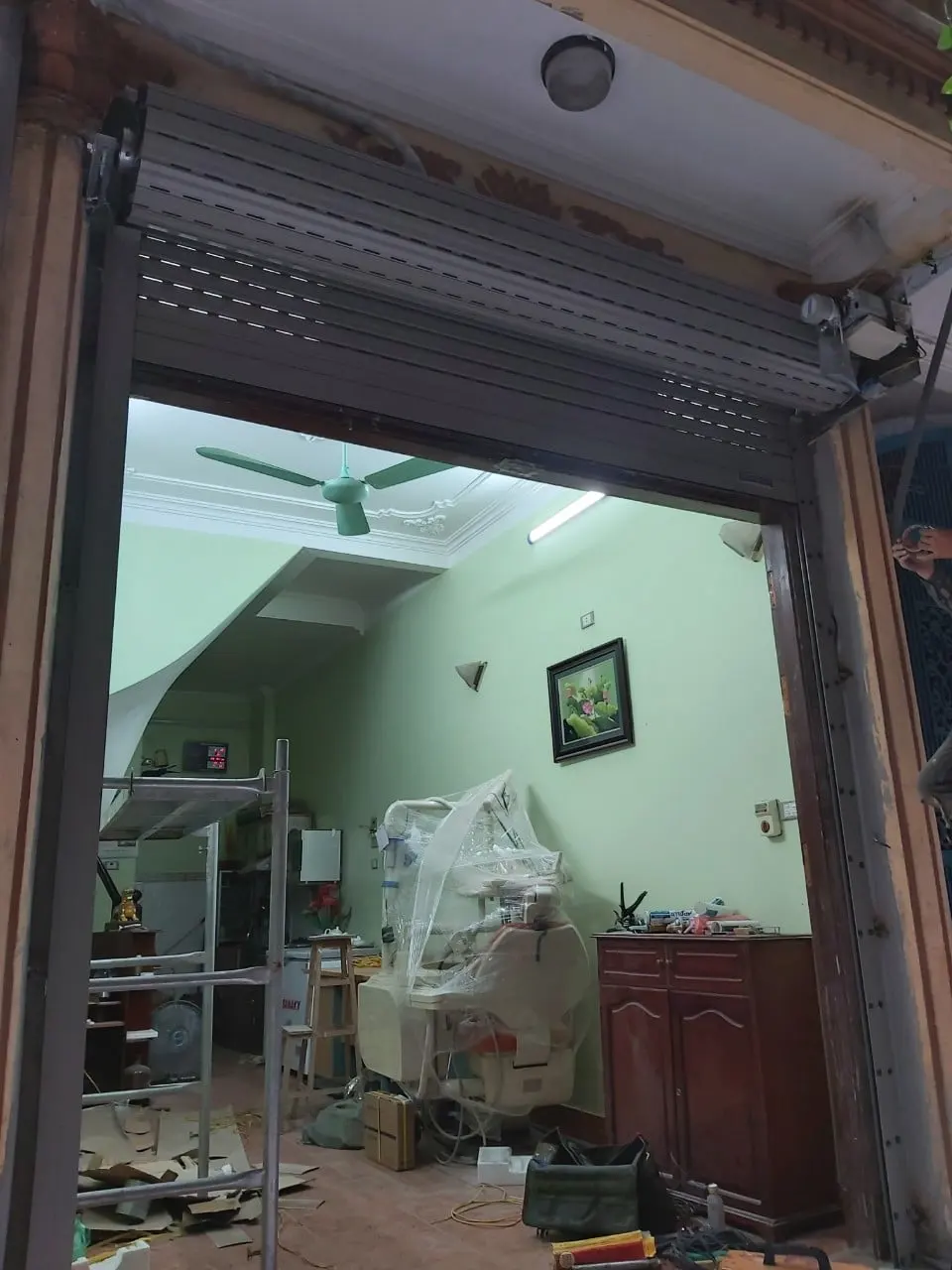 Cửa được kéo lên để thợ hàn khung lắp alu