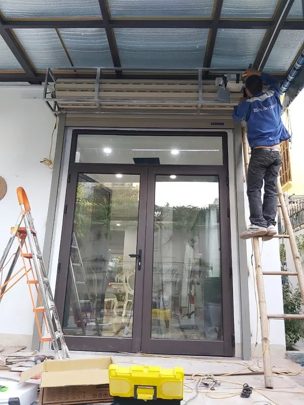Kéo cửa lên cao hoàn toàn vào trục quay và chỉnh lại hành chình
