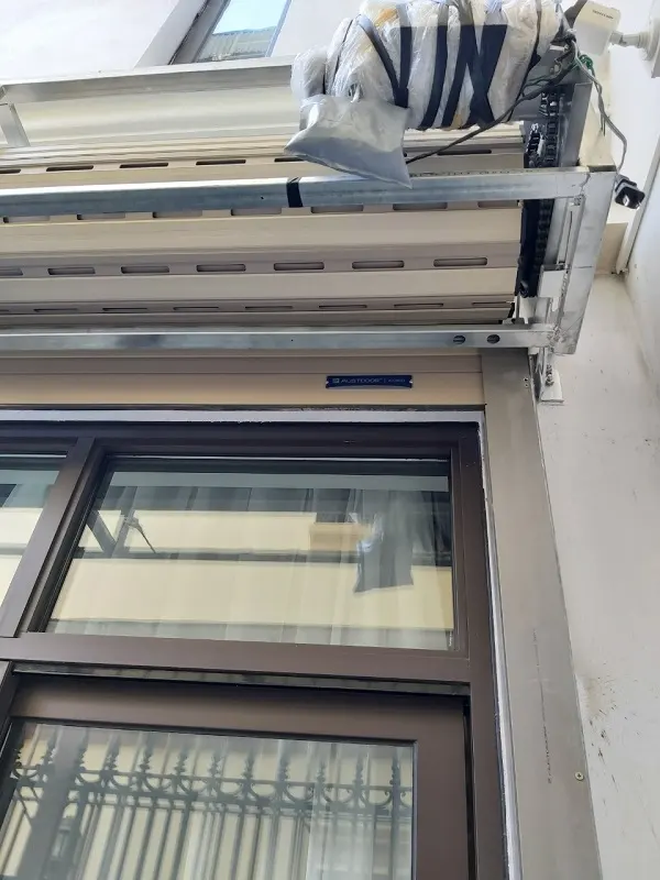 Chi tiết motor Ah đã được quấn giấy bóng để tránh mưa gió chập điện