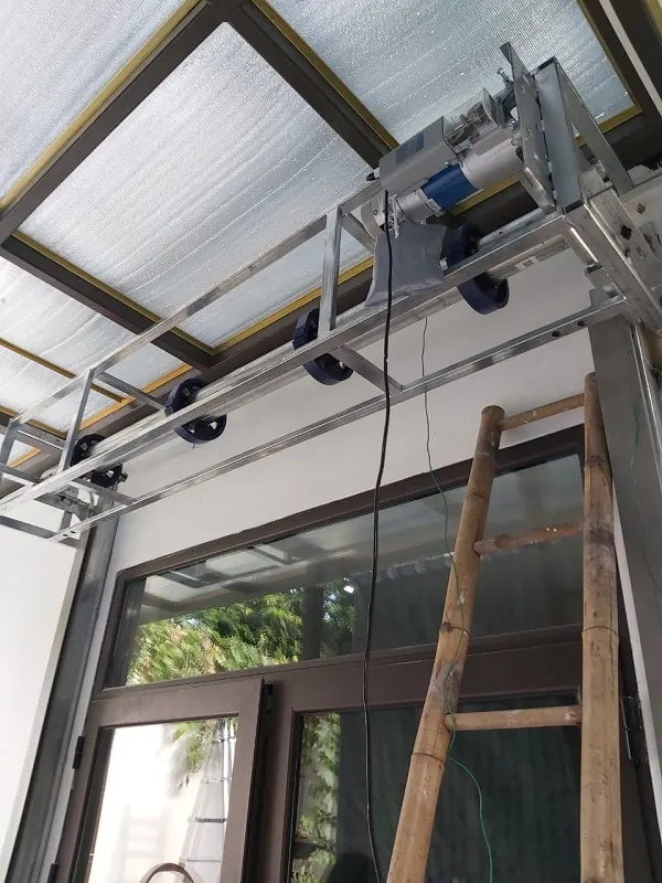 Lắp đặt ray và trục cuốn bên ngoài cửa