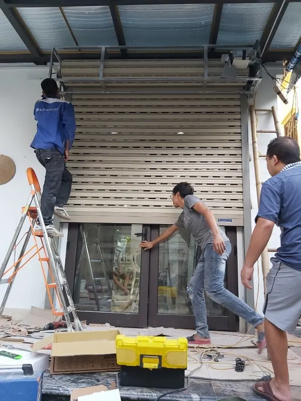 Kéo cửa xuống xem có gặp vật cản nào không