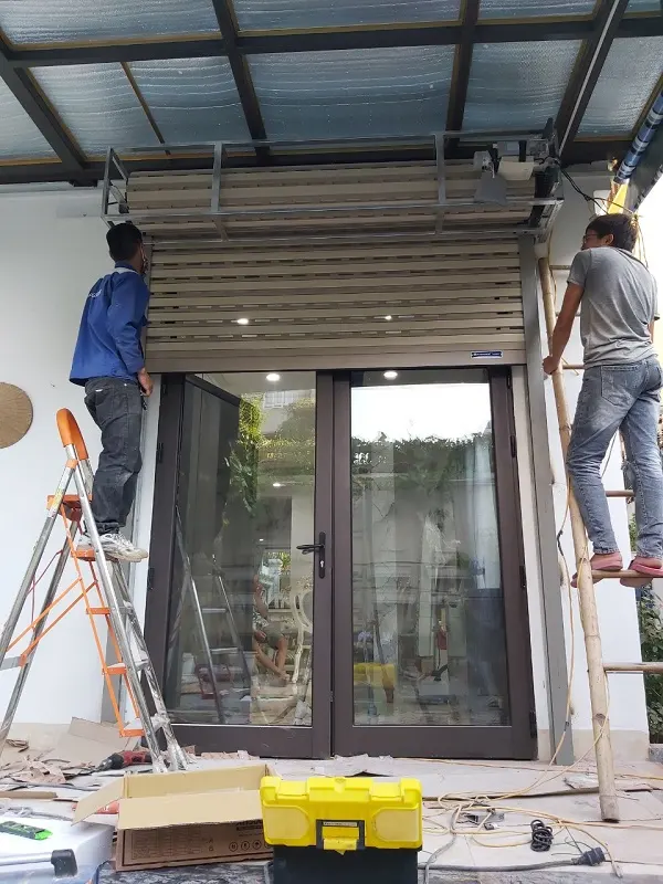 Khi gặp vật cản cửa tự động đảo chiều và đi lên