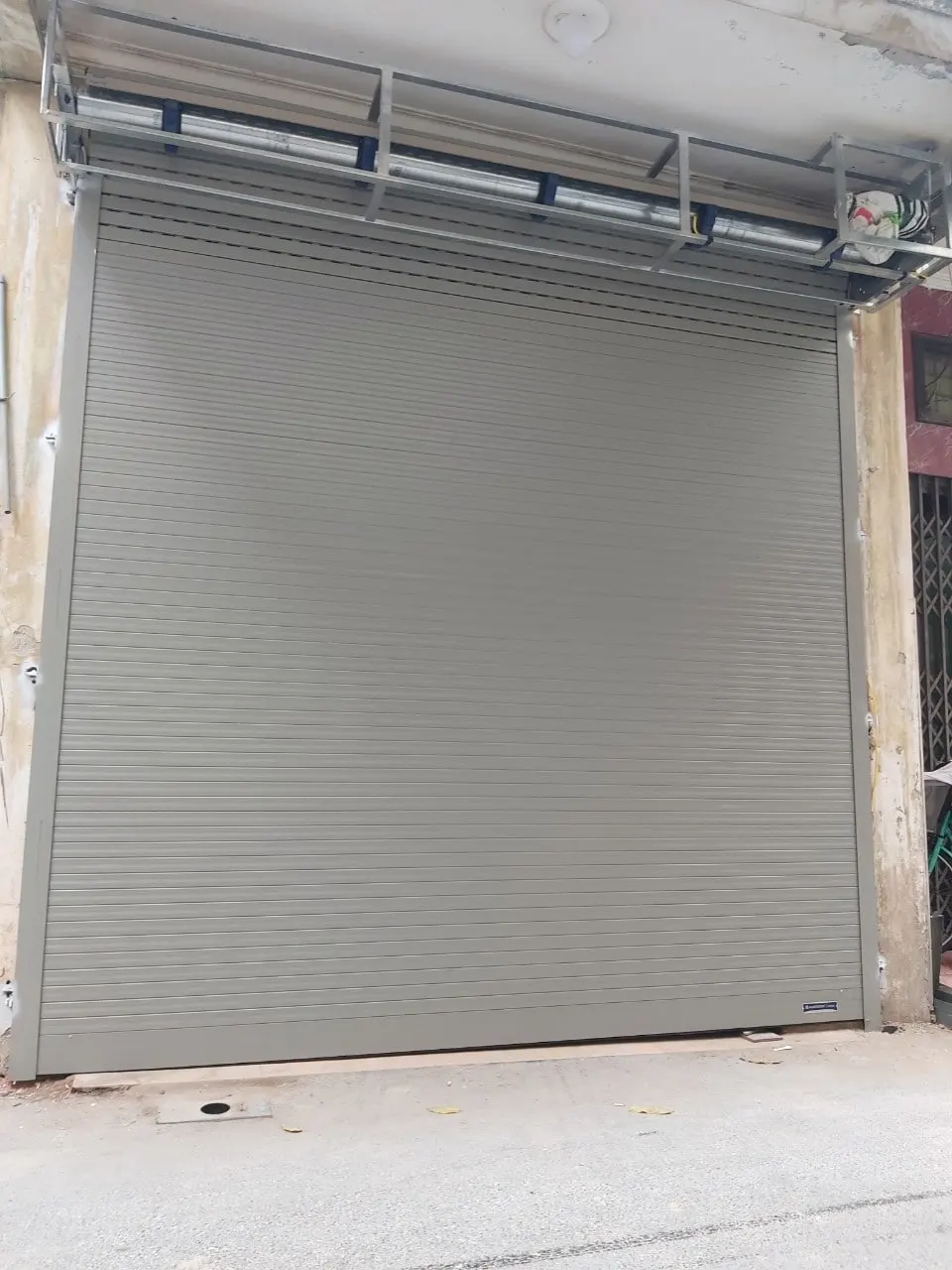 Hoàn thiện công trình cửa cuốn S52i lô cuốn lắp đặt bên ngoài