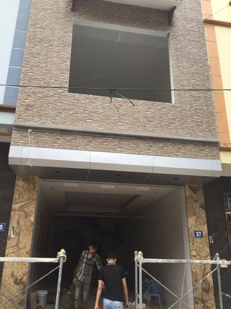Hộp che cửa cuốn Alu lắp bên ngoài 4 mặt màu trắng