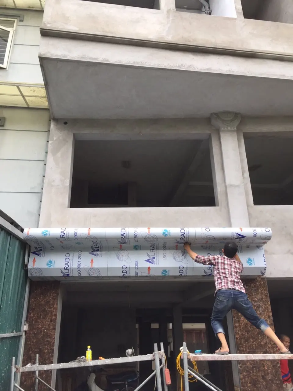 Hộp che cửa cuốn Alu lắp bên ngoài 4 mặt alu