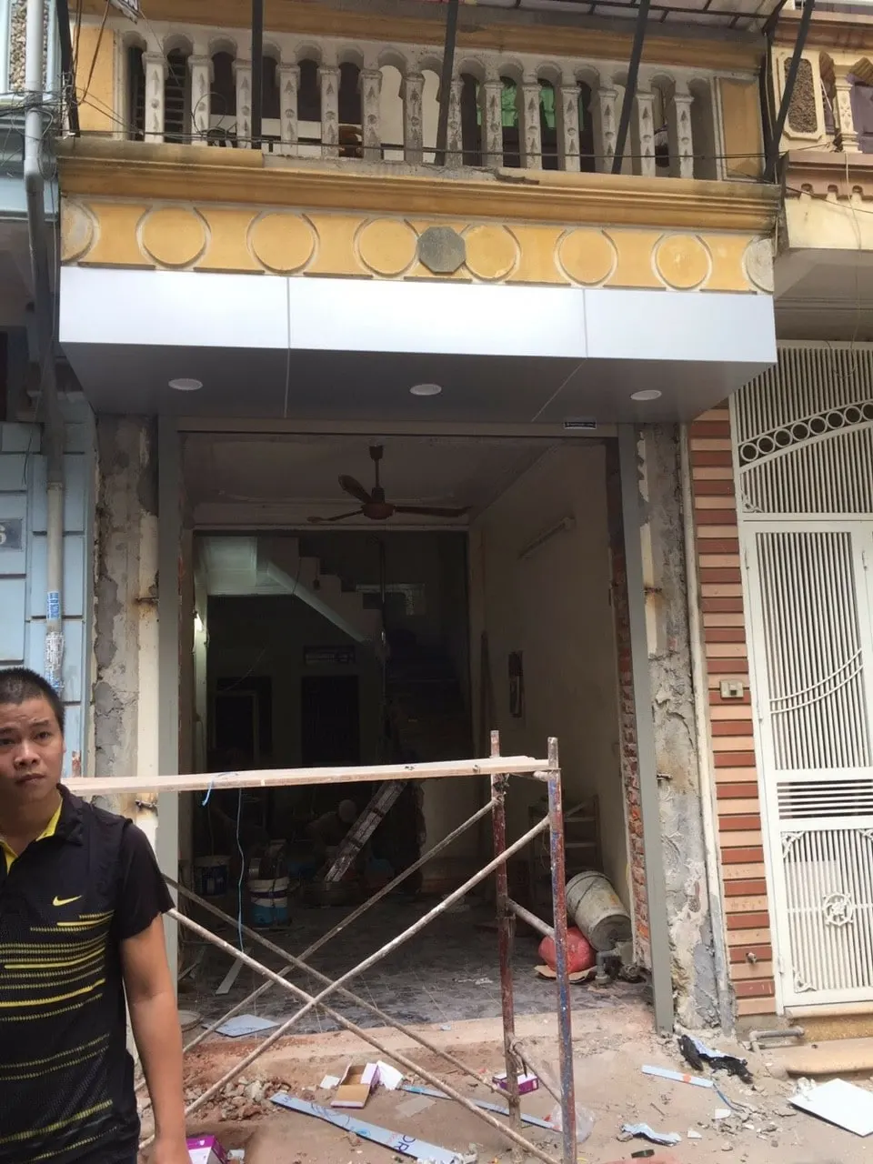 Hộp che cửa cuốn Alu lắp bên ngoài 2 mặt màu trắng