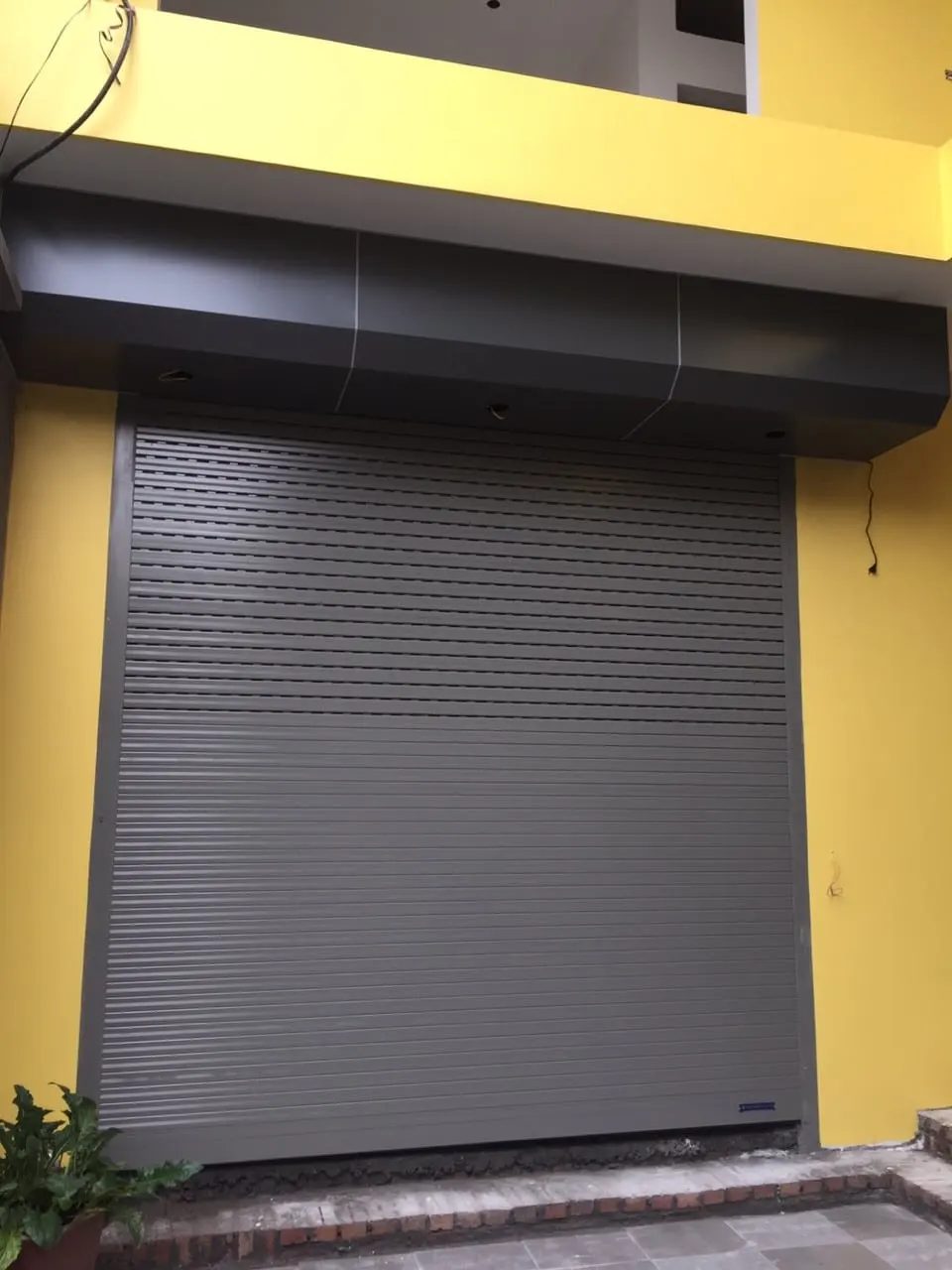 Hộp che cửa cuốn Alu lắp bên ngoài 3 mặt màu ghi