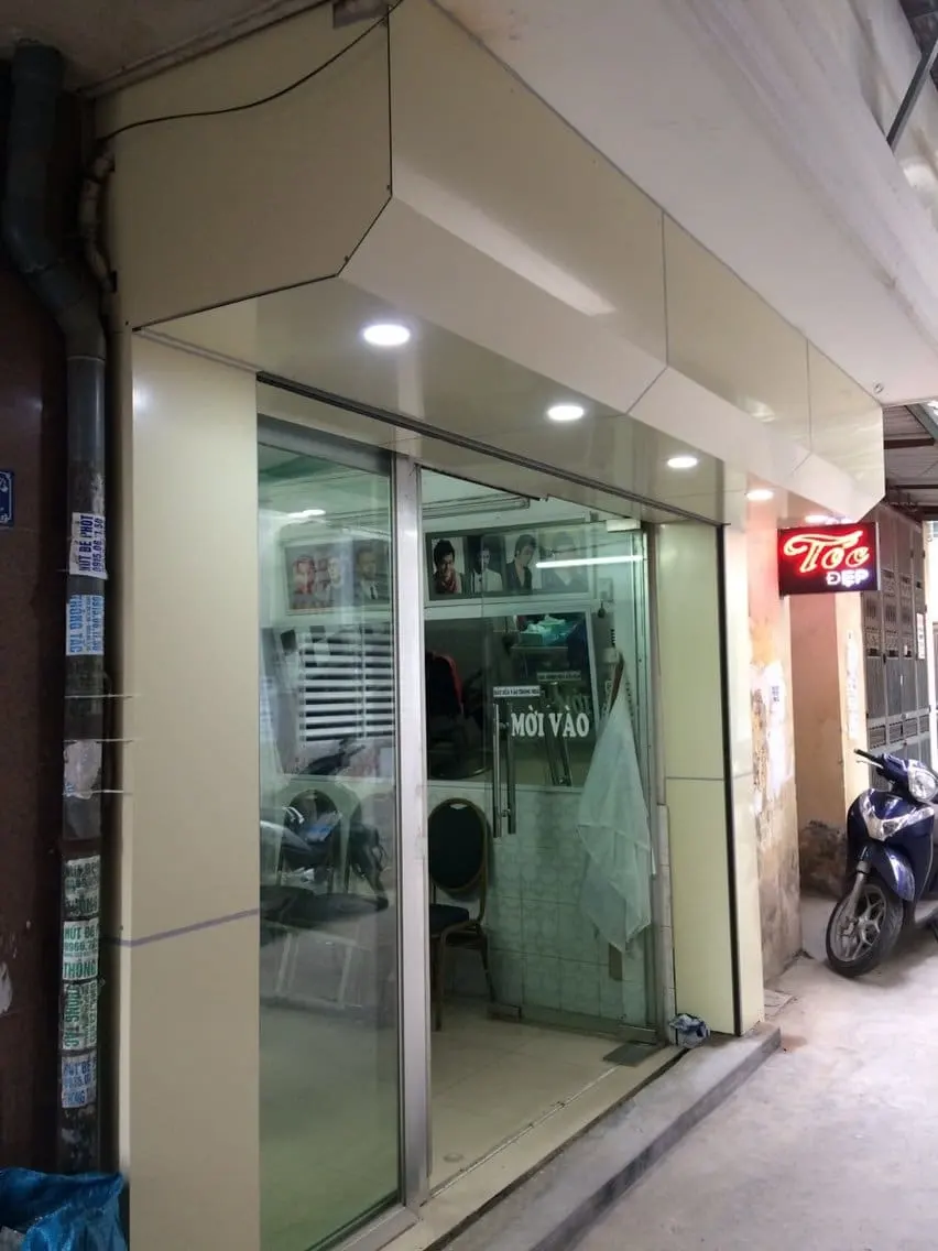Hộp che cửa cuốn Alu lắp bên ngoài 4 mặt màu trắng