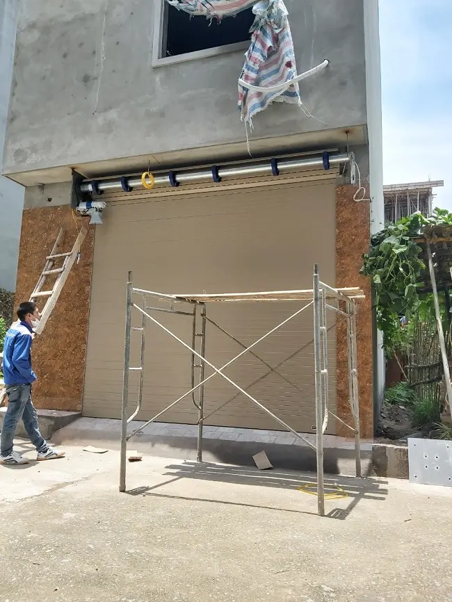 Cửa đóng xuống hoàn toàn các nan che kín hết cửa
