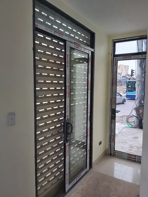 Bên trong là cửa nhôm xingfa bên ngoài là cửa siêu thoáng C70 của Austdoor