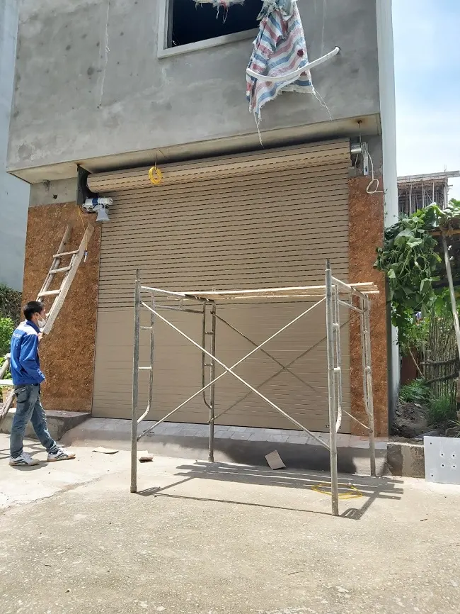 Cửa được đóng xuống hoàn toàn nhưng để lại nan khe thoáng 1/3 diện tích cửa
