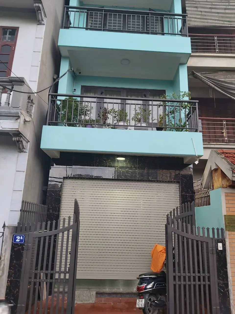 Cửa vận hành lên xuống và có các nan khe thoáng
