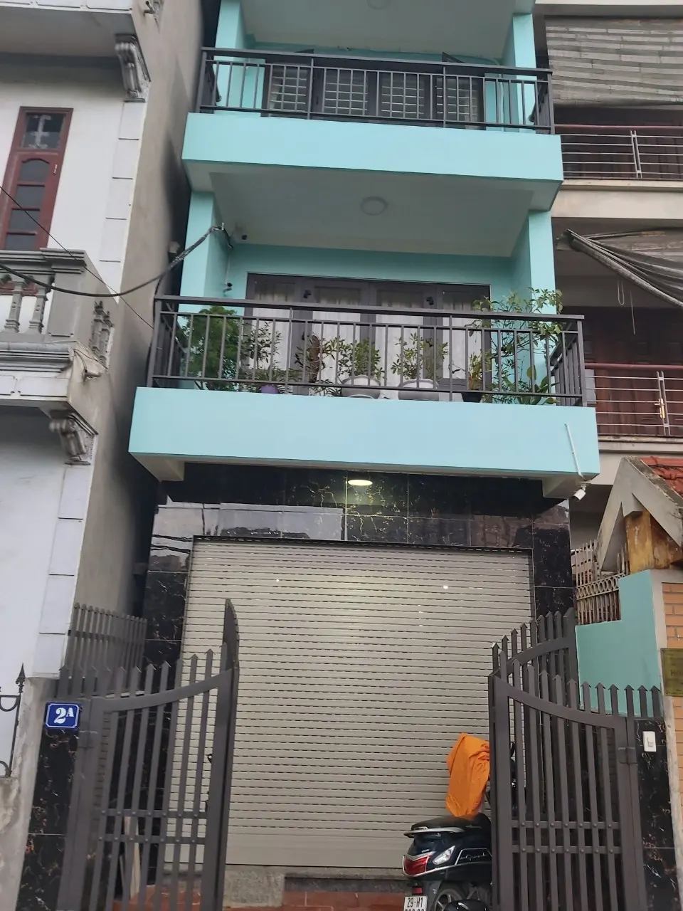 Cửa đóng xuống hoàn toàn và có khe thoáng