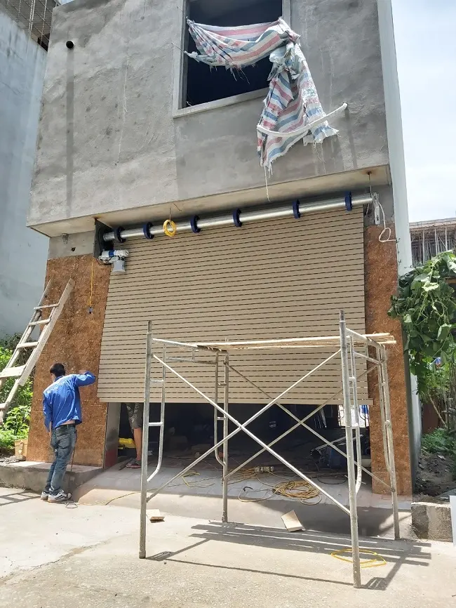 Lắp đặt từng nan cửa A50 vào trục xoay