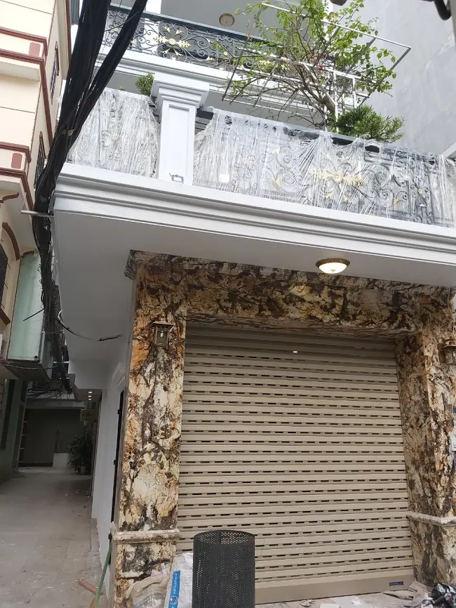 Cửa được kéo xuống hoàn toàn và có khe thoáng ánh sáng từ bên ngoài vào trong nhà