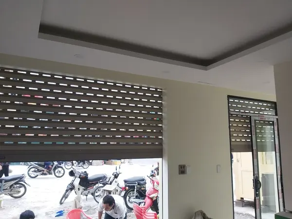Hình ảnh nan cửa chụp từ bên trong ra có những khe thoáng