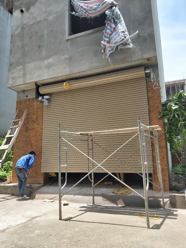 Nhân viên kỹ thuật kiểm tra cửa khi vận hành kéo xuống