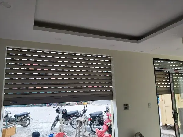 Nan cửa khe thoáng C70 của Austdoor nhìn từ trong nhà