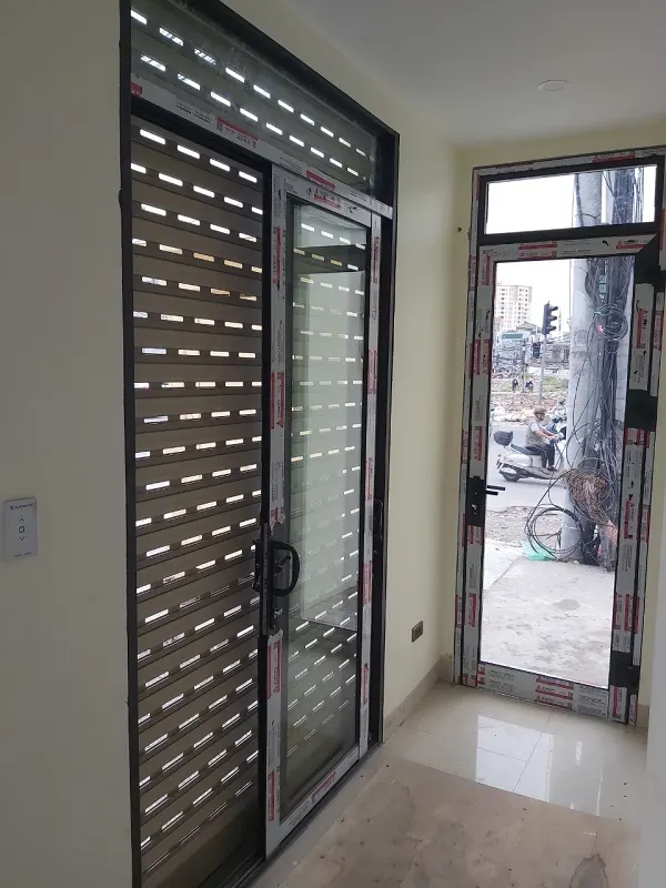 Bên trong là cửa nhôm xingfa bên ngoài là cửa siêu thoáng C70 của Austdoor