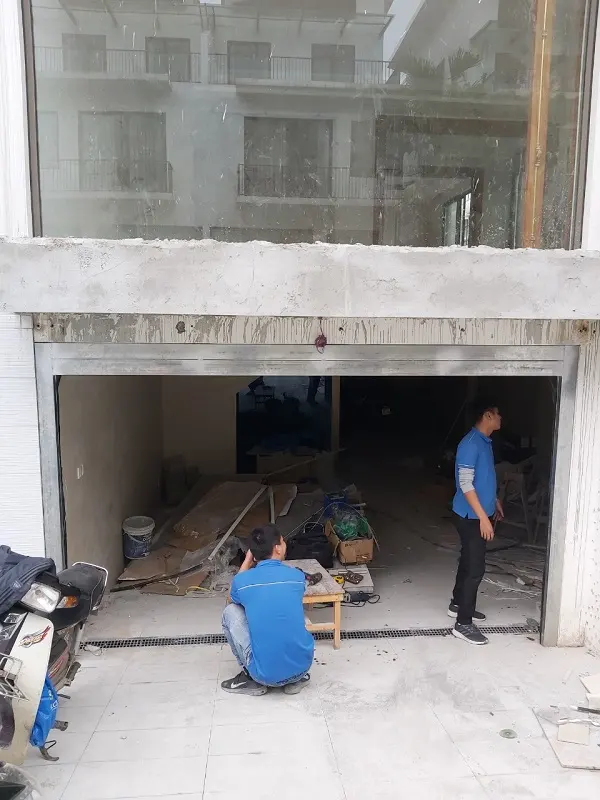 Công trình cửa trượt trần của gia đình chú Khoát Long Biên