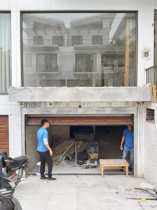 Công trình cửa trượt trần của gia đình chú Khoát Long Biên