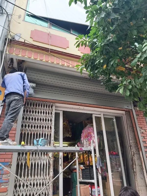 Cửa cuốn Austdoor lô cuốn lắp đặt bên ngoài