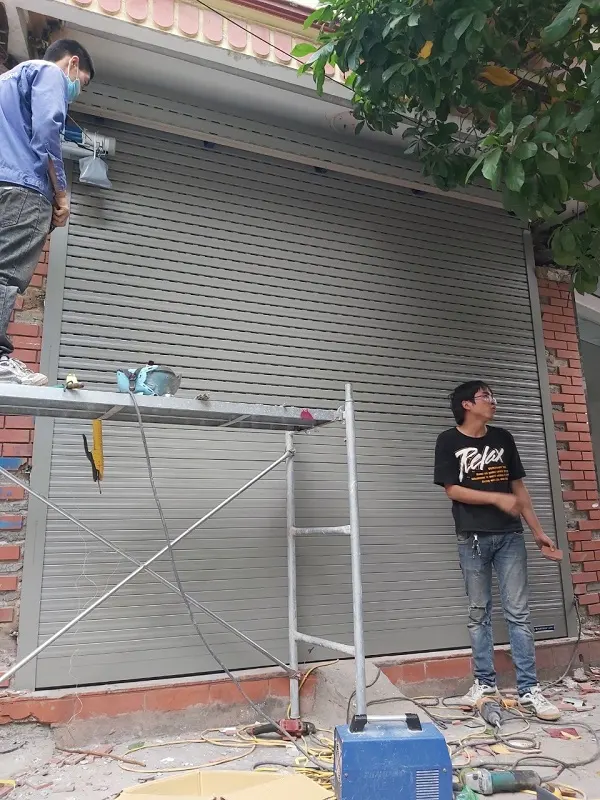 Cửa cuốn Austdoor lô cuốn lắp đặt bên ngoài