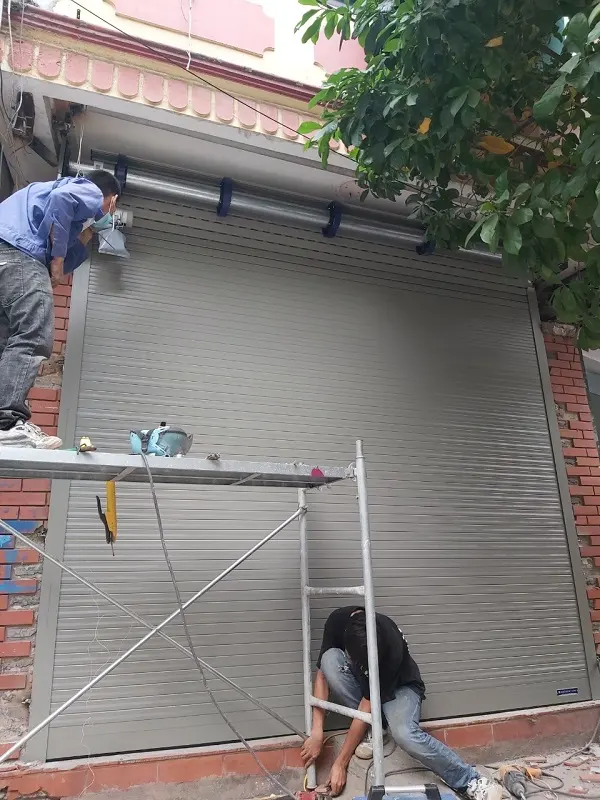Cửa cuốn Austdoor lô cuốn lắp đặt bên ngoài