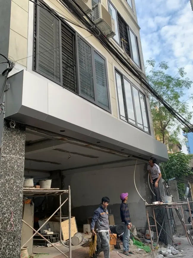 Hộp kỹ thuật che nan cửa và bộ tời cửa cuốn