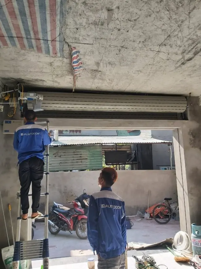 Cửa S52i anh Lộc được cuốn lên cao