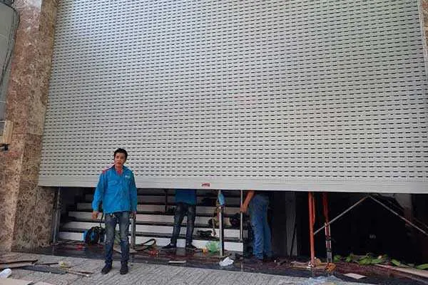Sửa cửa cuốn bị kẹt tại nhà 