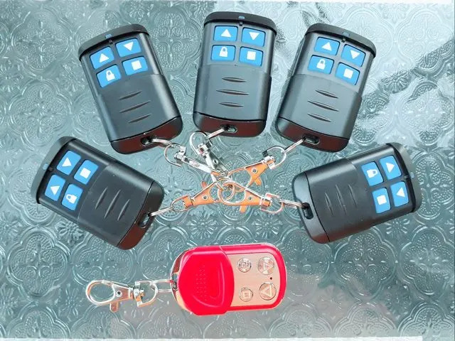 Cách dùng chìa khóa cửa cuốn