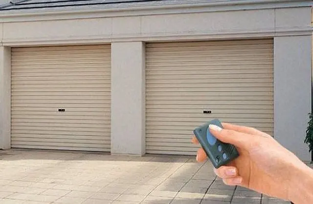 Thay khóa cửa cuốn tại nhà