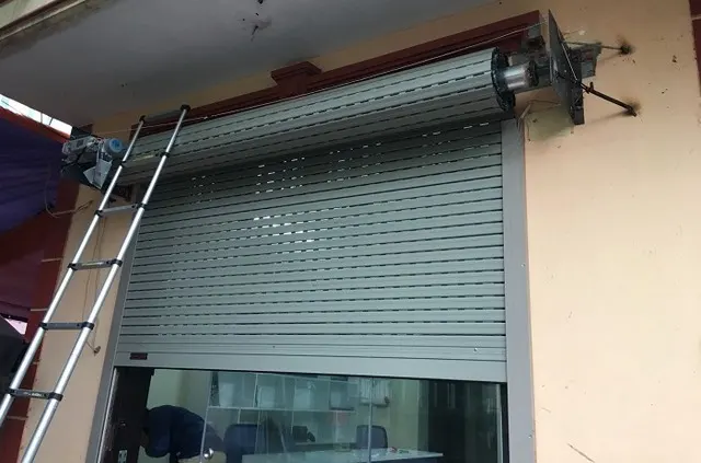 Cửa cuốn lắp ngoài