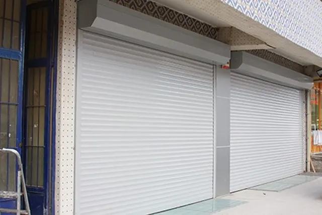 Cửa cuốn lắp ngoài