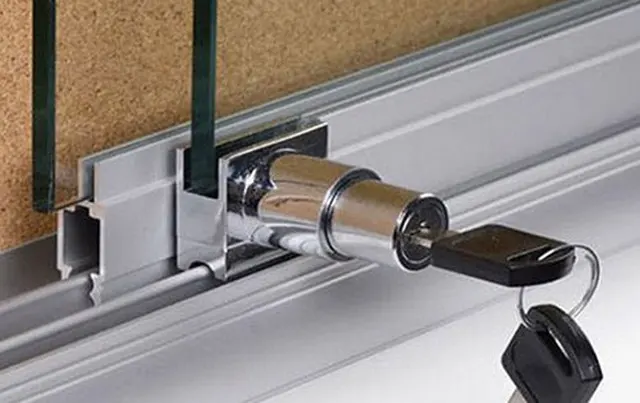  Thay khóa cửa cuốn kéo tay